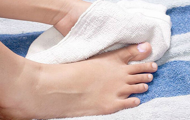Вытирание ног полотенцем